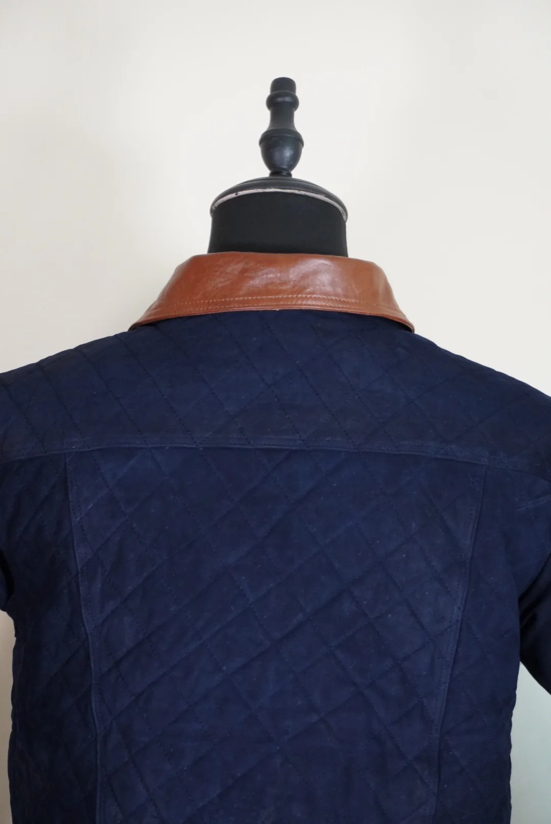 Truker capitonado azul marino - Image 5